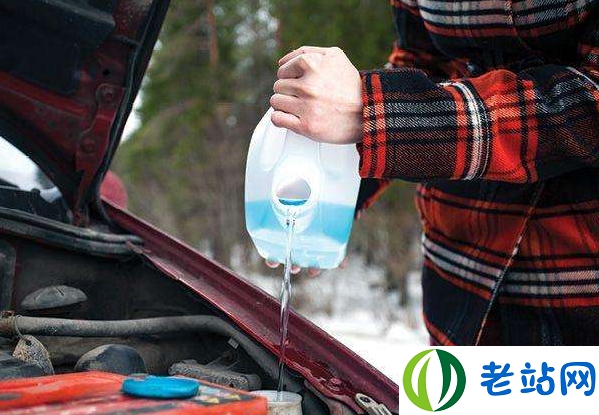 玻璃水冬季和夏季能混着用么 自来水加洗洁精能替代汽车玻璃水吗1